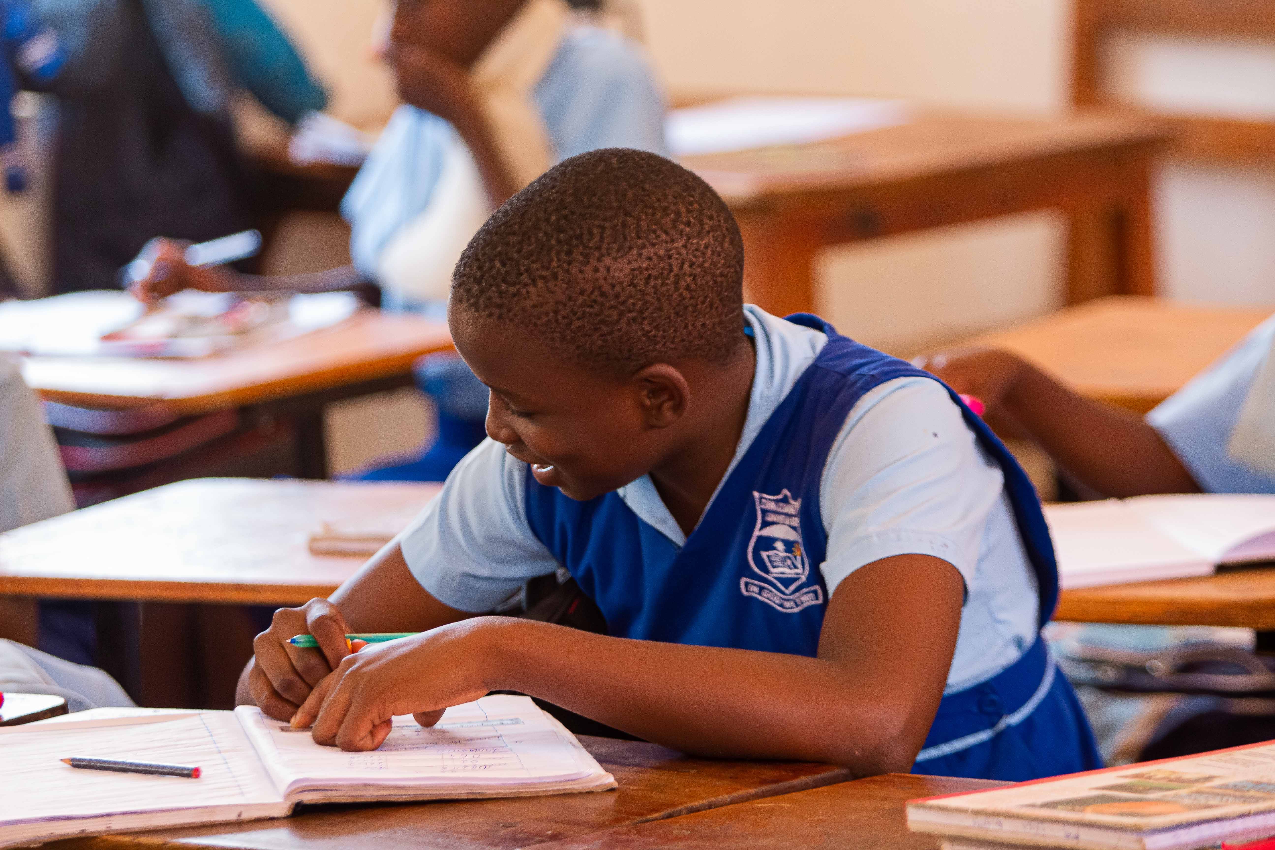 Élève camerounaise en tenue scolaire