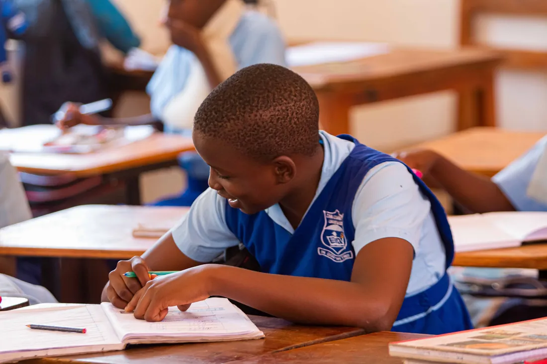 Élève camerounaise en tenue scolaire