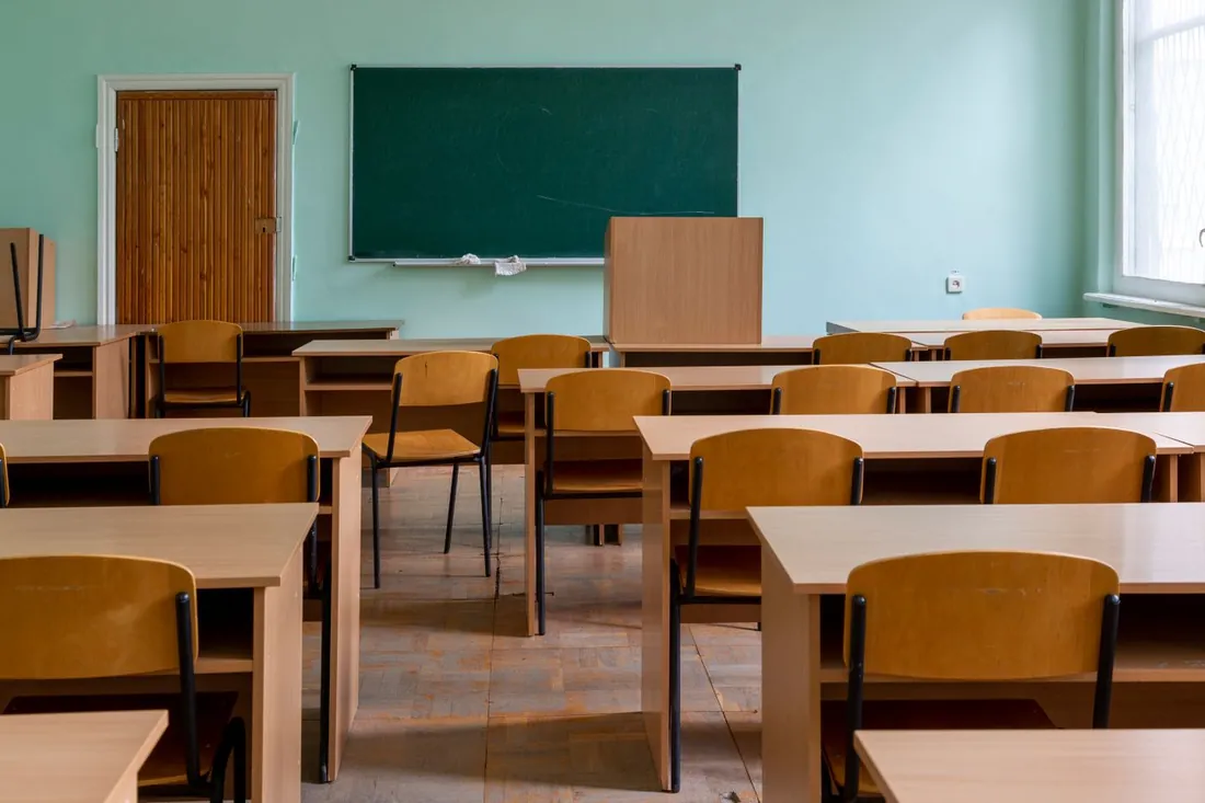 Salle de classe équipée — mobilier scolaire à inventorier